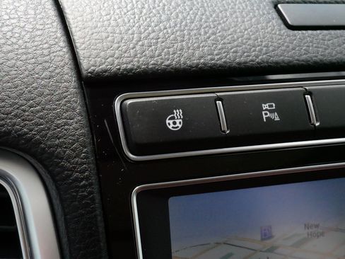 Used 2016 Volkswagen Touareg VR6 AWD/4WD image 31