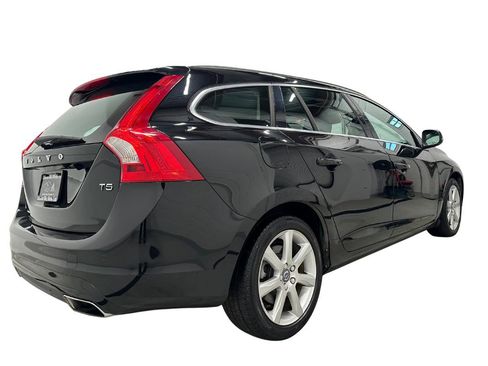Used 2017 Volvo V60 T5 Platinum w/ Climate Package image 4