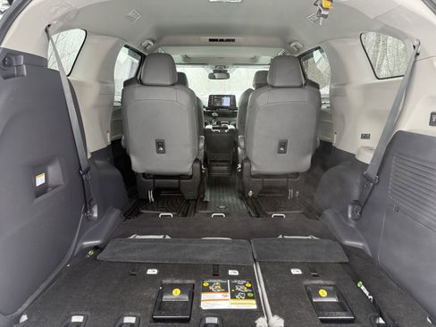 Used 2022 Toyota Sienna XLE image 34