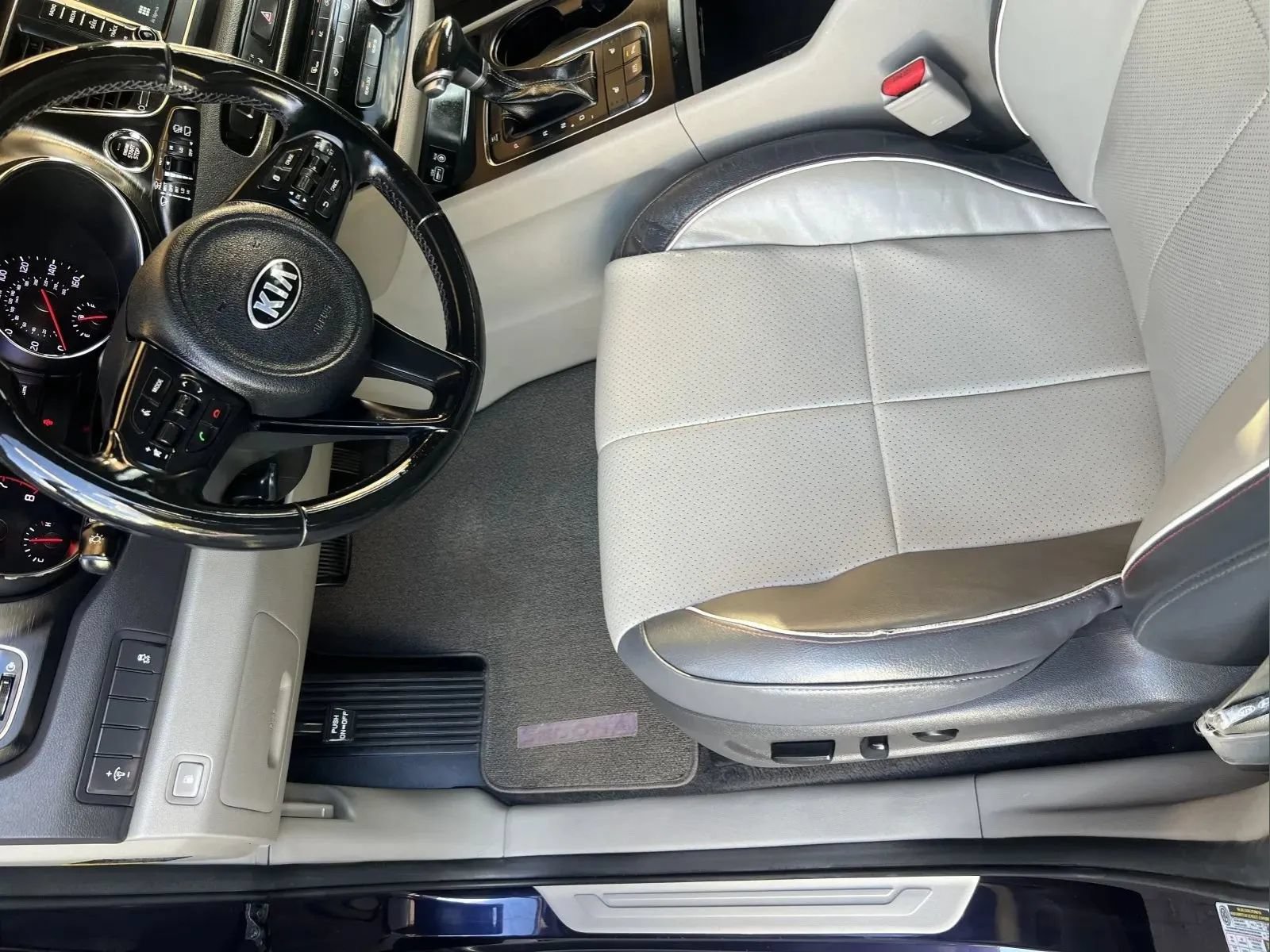 Used 2018 Kia Sedona LX w/ LX Essentials Premium Package FWD image 16