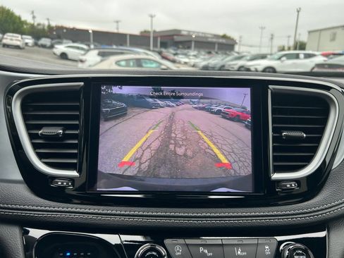 Used 2025 Chrysler Pacifica Limited FWD image 18