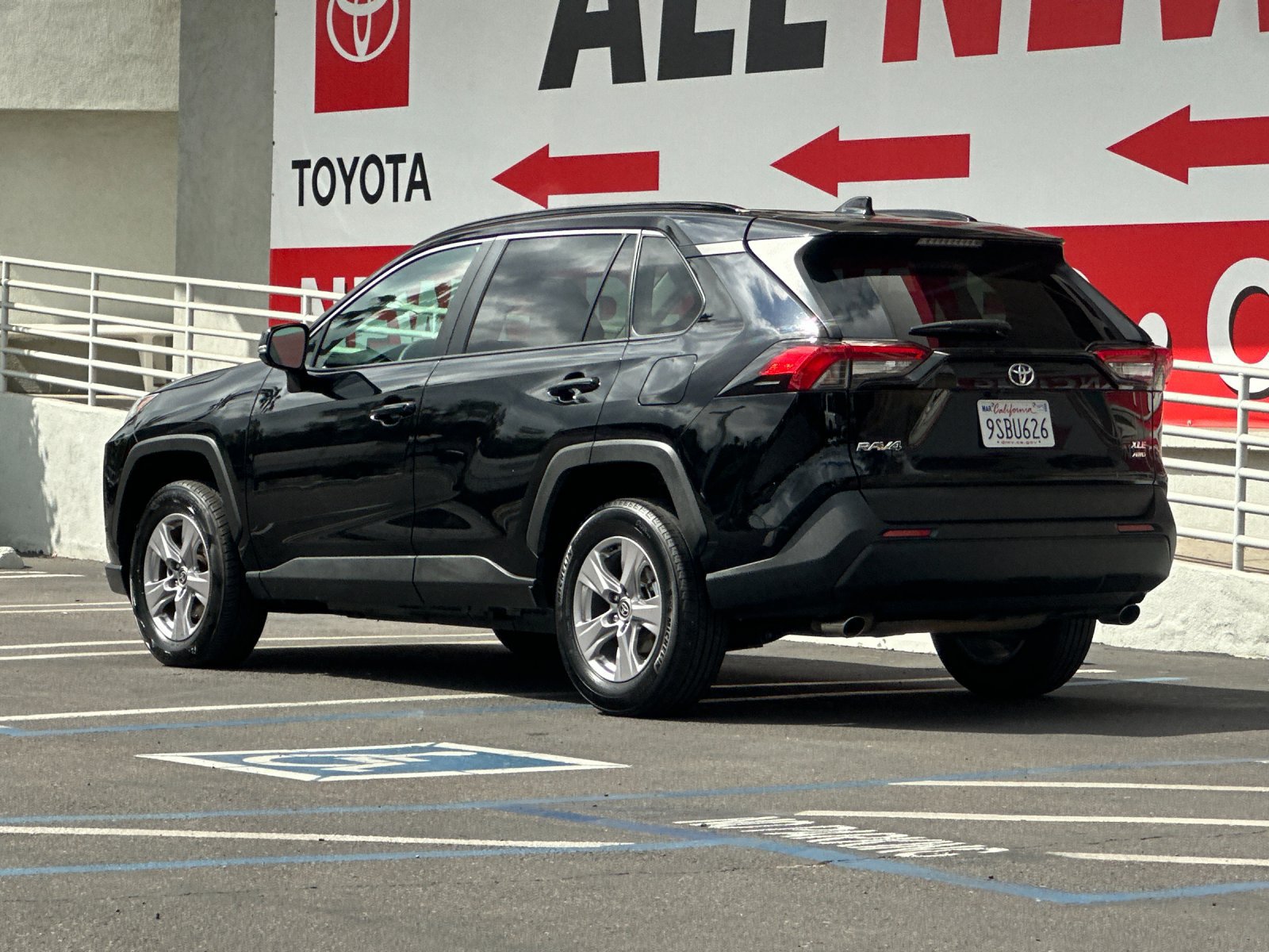 Used 2025 Toyota RAV4 XLE AWD/4WD image 3