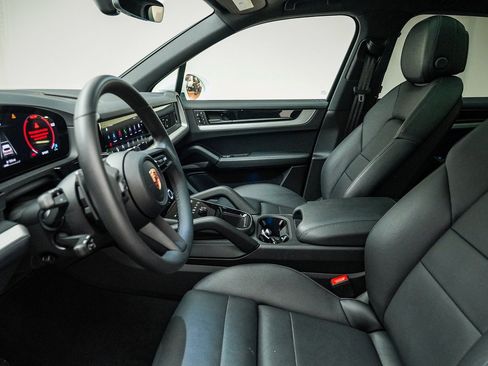 Used 2025 Porsche Cayenne image 23