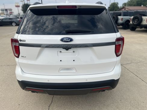 Used 2017 Ford Explorer XLT w/ Equipment Group 202A FWD image 6