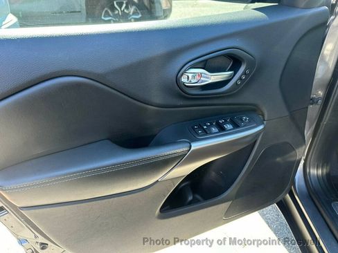 Used 2019 Jeep Cherokee Limited AWD/4WD image 9