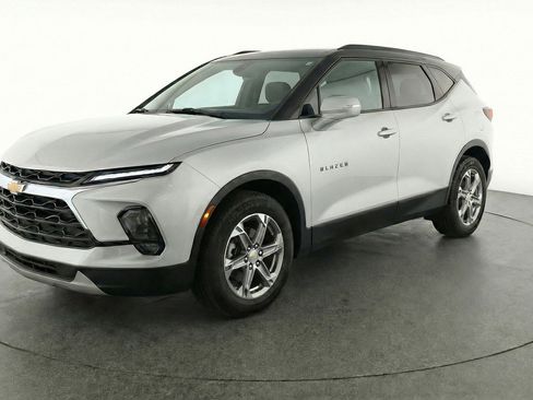 Used 2025 Chevrolet Blazer LT FWD image 3