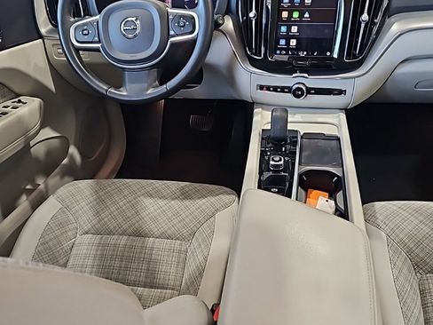 Used 2022 Volvo XC60 B5 Momentum image 25
