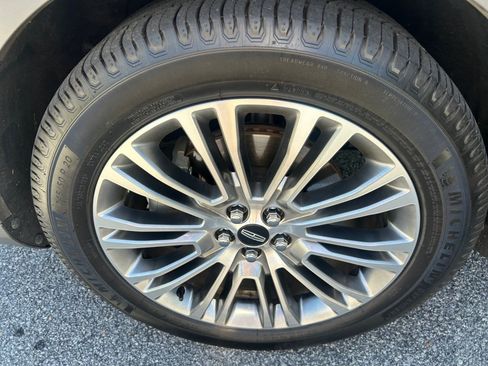 Used 2017 Lincoln MKX Reserve w/ Driver Assistance Package FWD image 27
