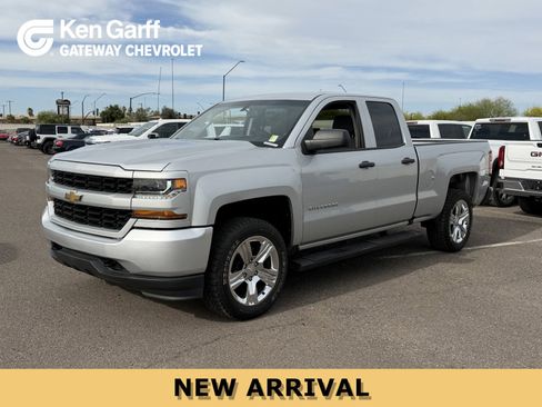 Used 2018 Chevrolet Silverado 1500 Custom image 1