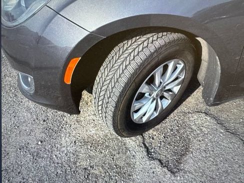 Used 2018 Chrysler Pacifica Touring-L FWD image 13
