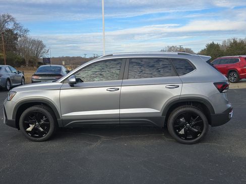 New 2026 Volkswagen Taos SE image 9