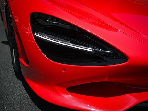 Used 2027 McLaren 750S Spider RWD image 13