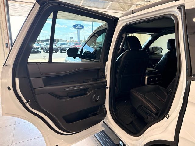 Used 2024 Ford Expedition Limited AWD/4WD image 16