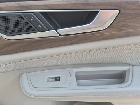 Used 2025 Volkswagen Atlas SE FWD image 34
