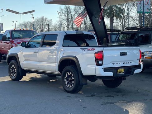 Used 2019 Toyota Tacoma TRD Off-Road w/ Technology Package AWD/4WD image 3
