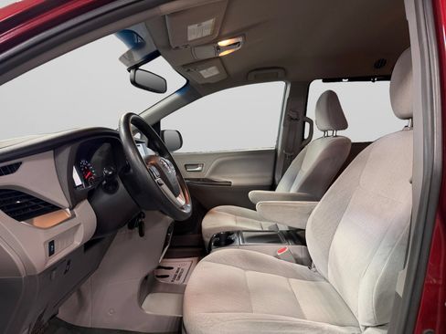 Used 2015 Toyota Sienna LE FWD image 14