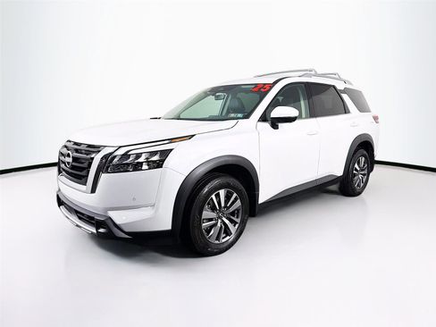 Used 2025 Nissan Pathfinder SL AWD/4WD image 3