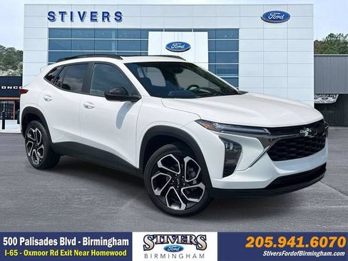 Used 2025 Chevrolet Trax RS w/ Sunroof Package FWD image 1