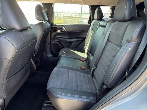 Used 2022 Mitsubishi Outlander SE image 34