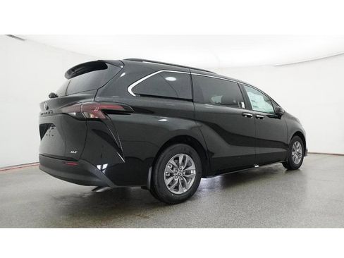 New 2026 Toyota Sienna XLE image 25