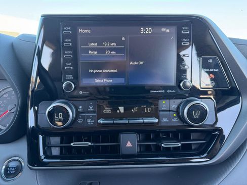 Used 2022 Toyota Highlander LE image 6
