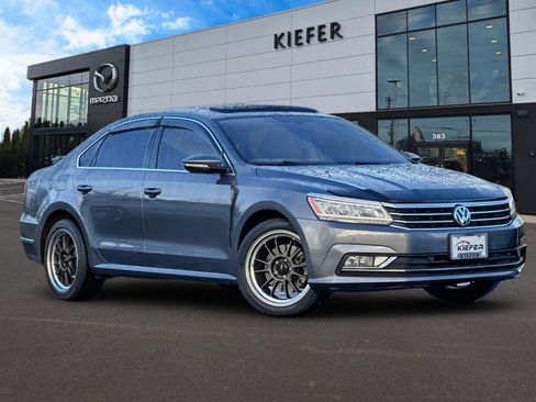 Used 2018 Volkswagen Passat 2.0T SE image 2