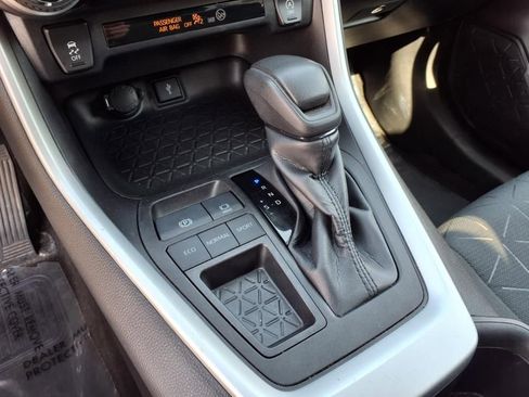 Used 2022 Toyota RAV4 XLE image 19