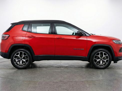 Used 2025 Jeep Compass Limited image 11
