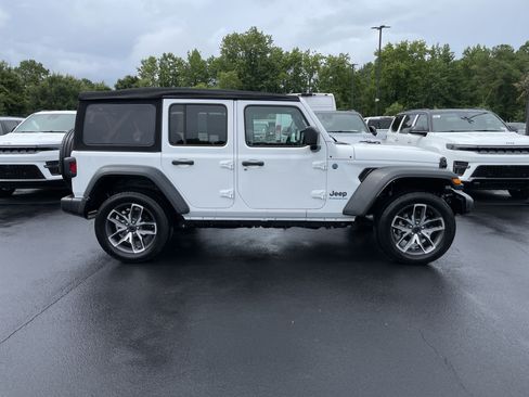 Used 2024 Jeep Wrangler Unlimited w/ Convenience Group AWD/4WD image 13