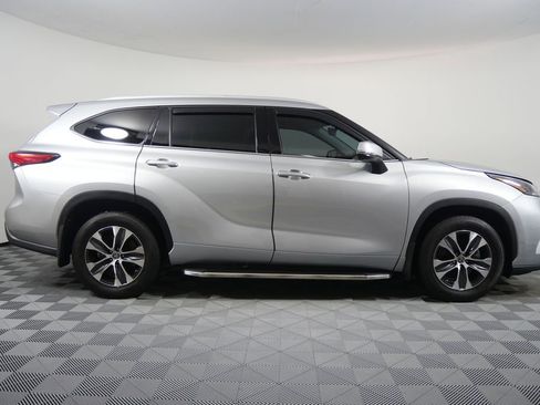 Used 2022 Toyota Highlander XLE image 2