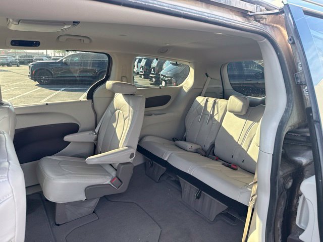 Used 2017 Chrysler Pacifica Touring Plus w/ Tire & Wheel Group FWD image 24