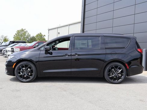 New 2026 Chrysler Pacifica Limited w/ S Appearance Package FWD image 2