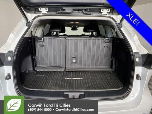 Used 2022 Toyota Highlander XLE AWD/4WD image 14