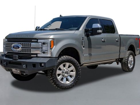 Used 2019 Ford F250 Platinum w/ Platinum Ultimate Package image 4