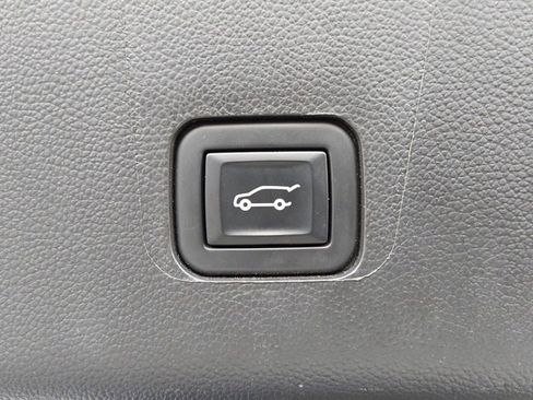 Used 2023 Chevrolet Traverse LT image 34