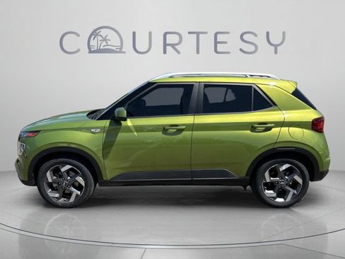 Used 2023 Hyundai Venue SEL FWD image 2