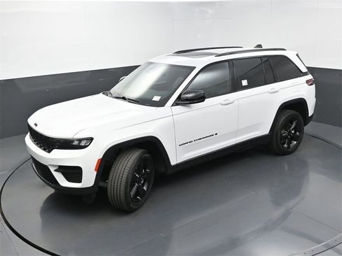 Used 2023 Jeep Grand Cherokee Altitude image 35