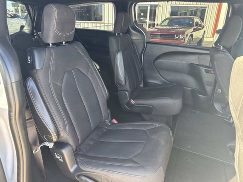 Used 2020 Chrysler Pacifica Touring w/ S Appearance Package image 9