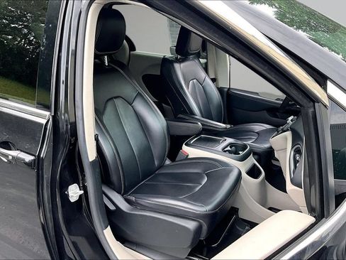 Used 2023 Chrysler Pacifica Touring-L FWD image 29