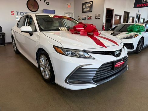 Used 2022 Toyota Camry LE image 2