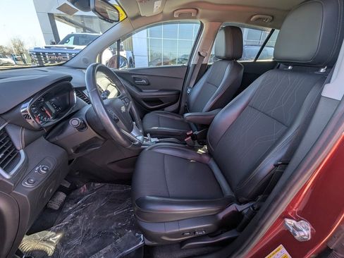 Used 2022 Chevrolet Trax LT w/ LT Convenience Package image 18