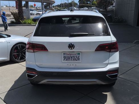 Used 2023 Volkswagen Taos SE w/ Panoramic Sunroof Package FWD image 5