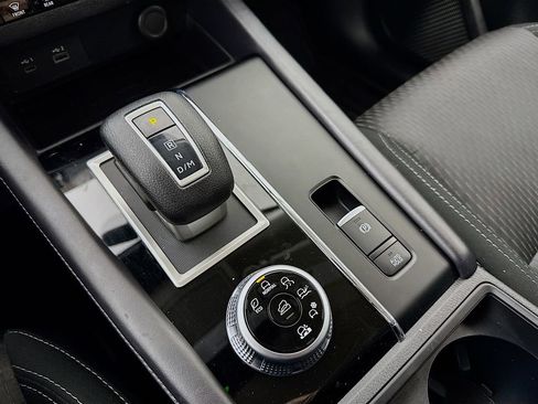 Used 2024 Mitsubishi Outlander ES image 19