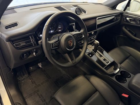 Certified 2025 Porsche Macan image 4