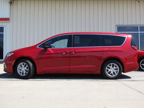 Used 2025 Chrysler Pacifica Select FWD image 11