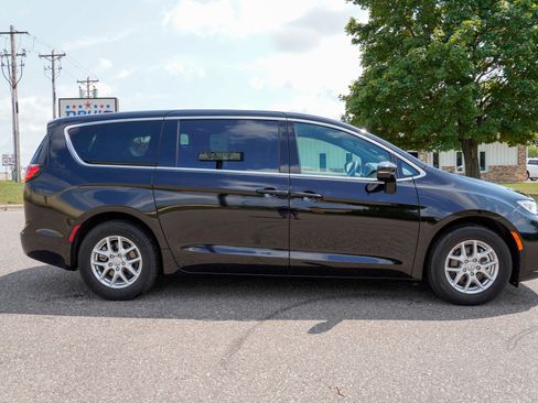 Used 2026 Chrysler Pacifica Select FWD image 2