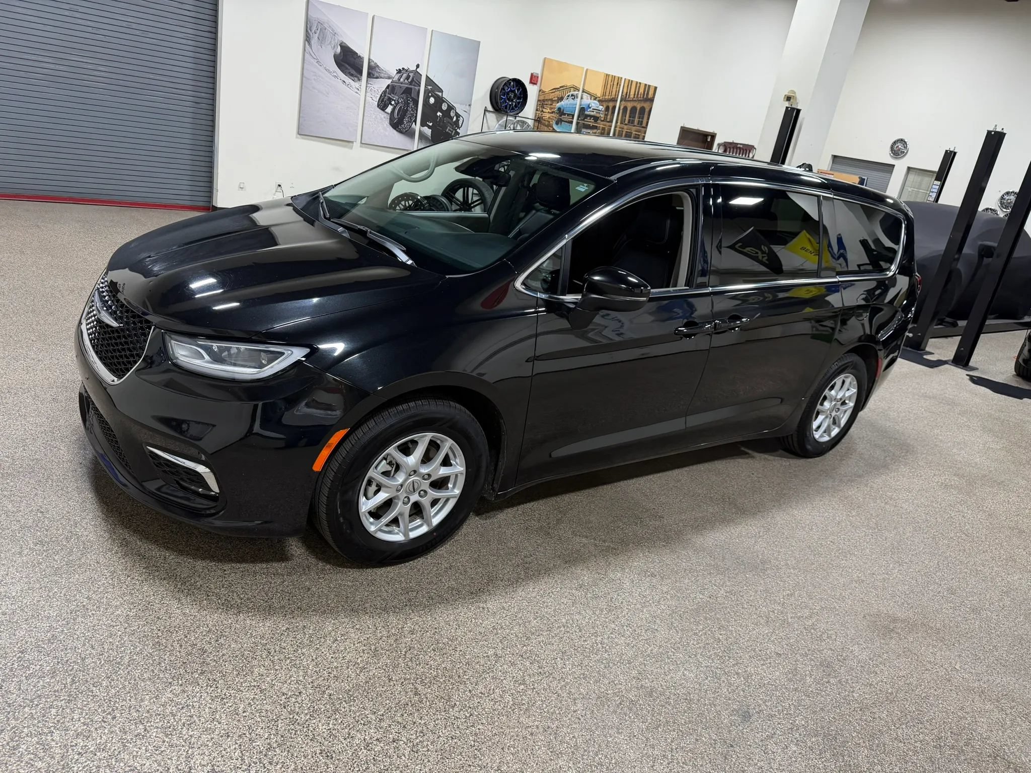 Used 2023 Chrysler Pacifica Touring-L FWD image 9