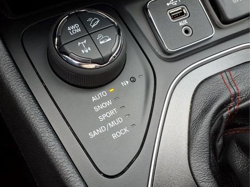 Used 2022 Jeep Cherokee Trailhawk AWD/4WD image 14