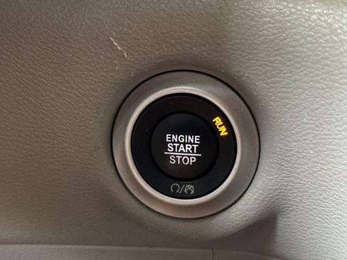 Used 2023 Chrysler Pacifica Touring-L FWD image 29