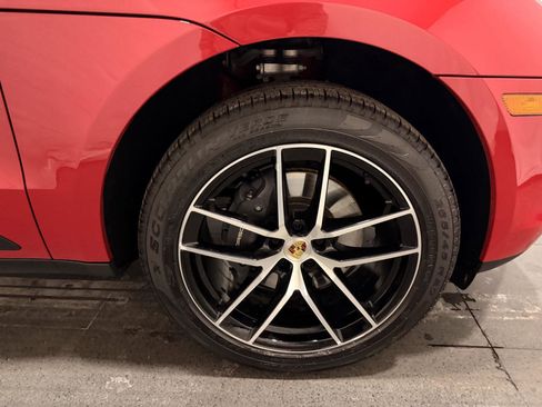 Certified 2025 Porsche Macan image 13